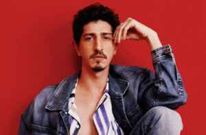 Johnny Massaro em duas frentes: teatro e festival internacional