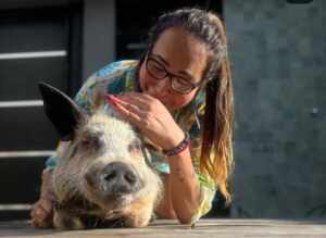 Porquinho arrependido? Influenciadora leva pet à Apple um ano após polêmica