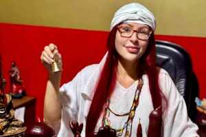 Conheça a espiritualista mãe karmita de Oxalá: Uma Vida Guiada Pelos Dons Espirituais e pela Magia