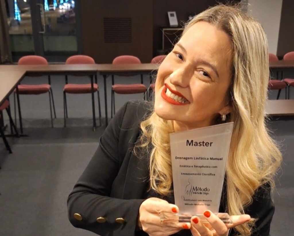 Método De Drenagem Linfática Dra. Michelle Trigo Entrega Prêmio A Alunas Destaque