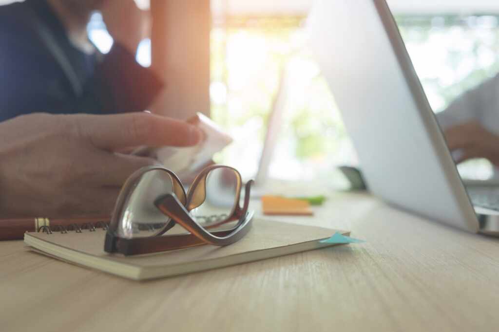 Equipe Comercial Trabalhando Em Um Novo Plano De Negocios Com Computador Digital Moderno Com Copyspace 1423 213 Egobrazil