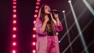 Sarah Beatriz aposta em novo estilo em single que mistura fé e sonoridade envolvente