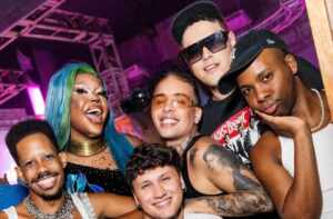 Gloria Groove se joga na balada e mostra estar recuperada da queda que sofreu no palco