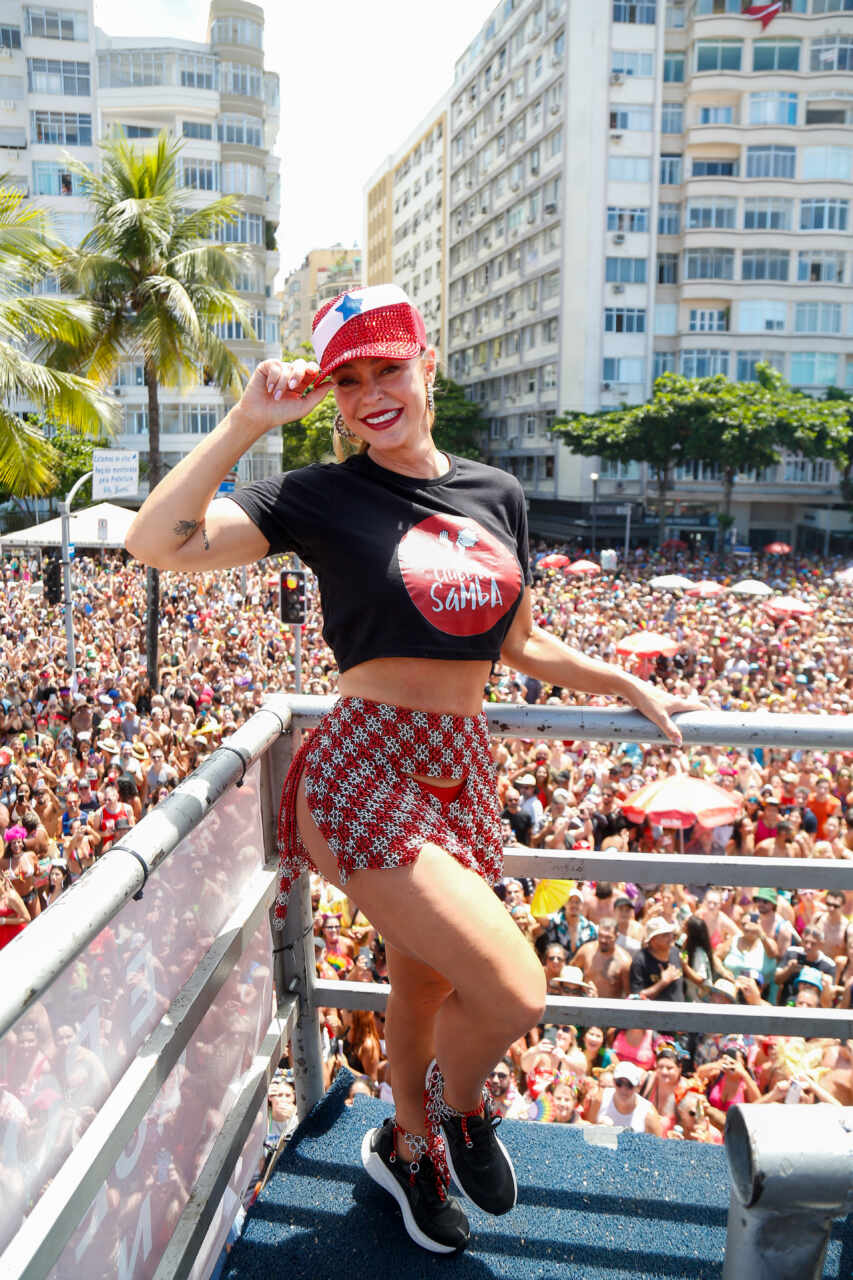 Diogo Nogueira agita bloco 'Clube do Samba' e troca beijos com Paolla Oliveira - Fotos: Paulo Tauil / Brazil News