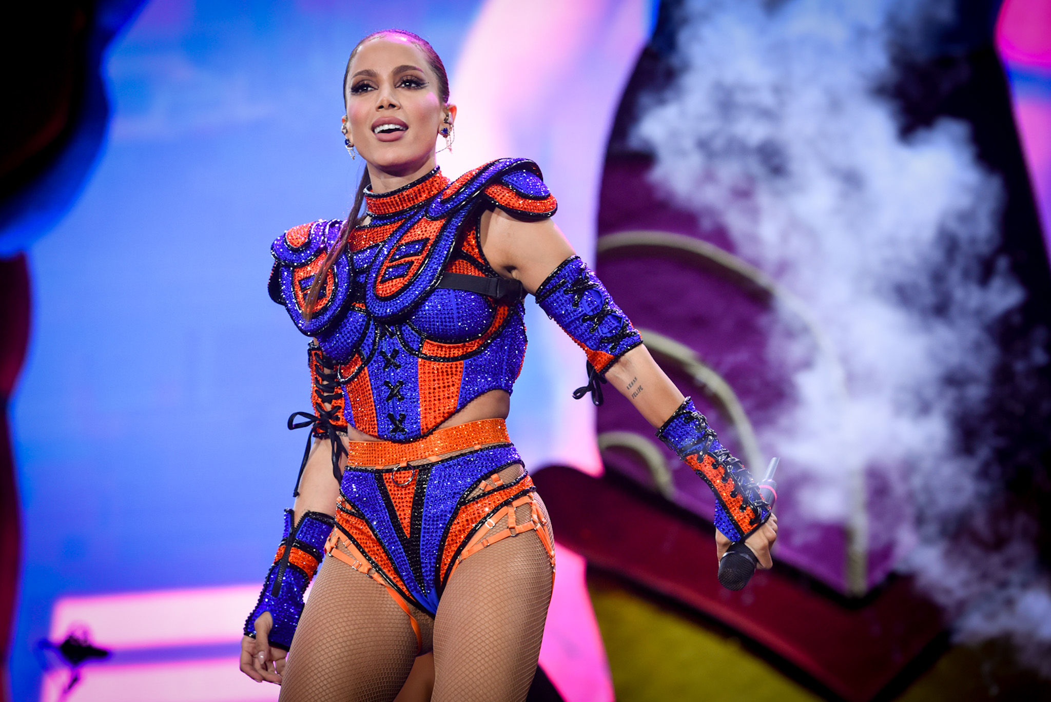 Com Look Ousado E Colorido, Anitta Faz Homenagem Ao Futebol Americano 4 Anitta - Foto: Andy Santana / Brazil News