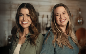 Rachel Novaes e Thamires Garcia apresentam medley emocionante