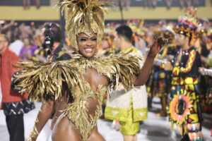 Erika Januza se despede do posto de rainha de bateria da Viradouro em despedida emocionante