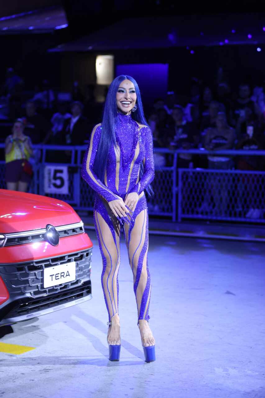 Sabrina Sato brilha em desfile da Volkswagen durante esquenta na Sapucaí 14 DAP 1708.JPG scaled