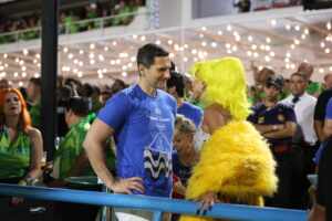 Deborah Secco brilha no Carnaval do Rio durante a segunda noite de desfiles na Sapucaí