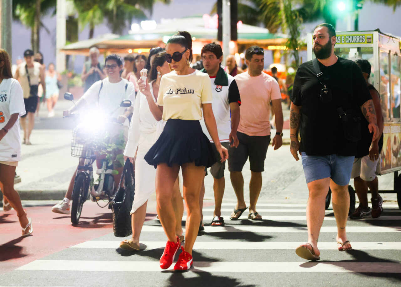 Sabrina Sato aproveita passeio na orla de Copacabana 25 FRF 4286 scaled