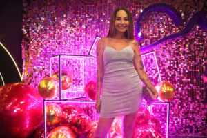 Amanda Fróes curte Carnaval na Sapucaí e elogia despedida de Paolla Oliveira na Grande Rio