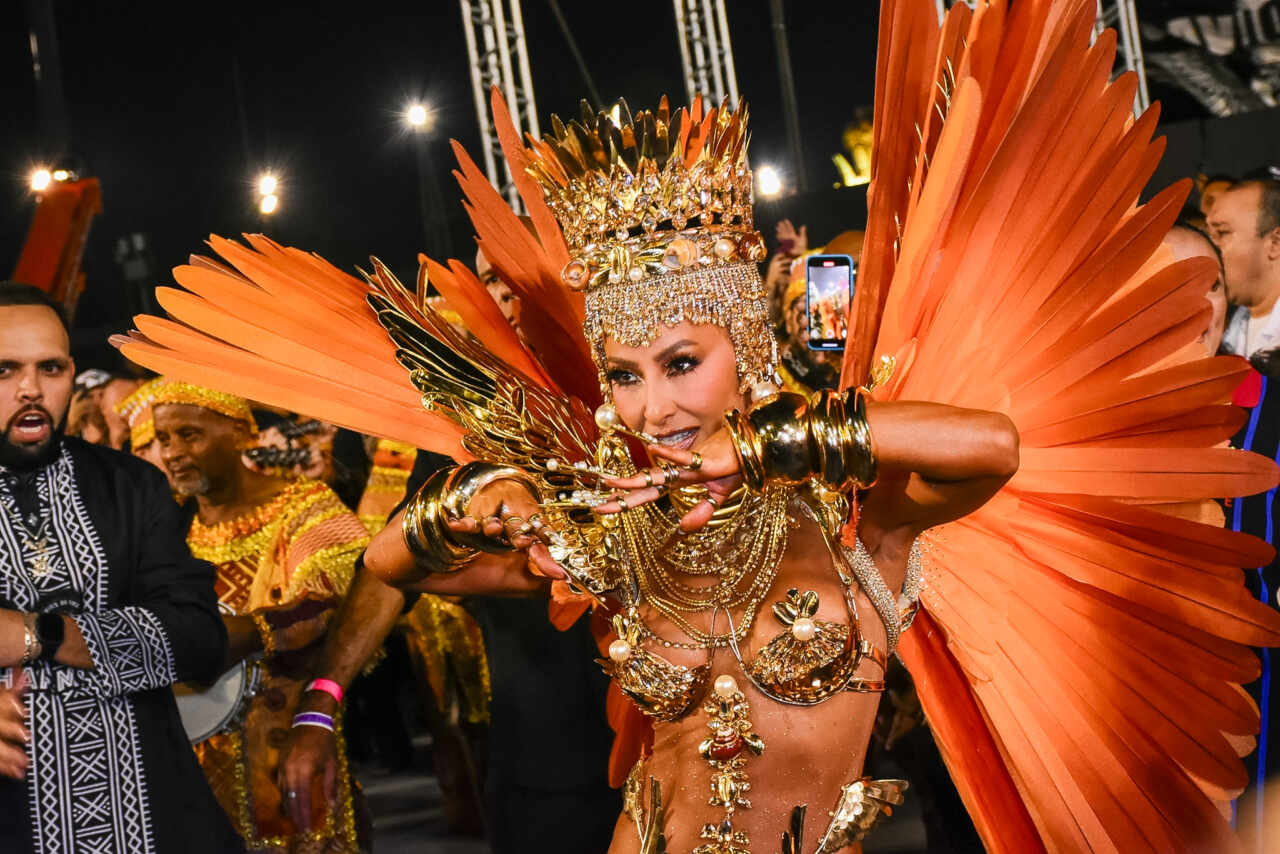 Sabrina Sato emocionada segura Troféu da Gaviões da Fiel em SP 23 Sabrina Sato - Fotos: Will Dias / Brazil News