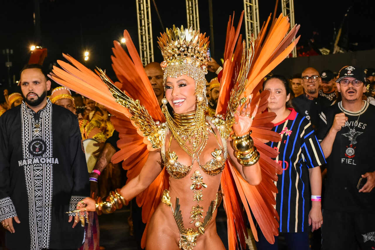Sabrina Sato emocionada segura Troféu da Gaviões da Fiel em SP 25 Sabrina Sato - Fotos: Will Dias / Brazil News