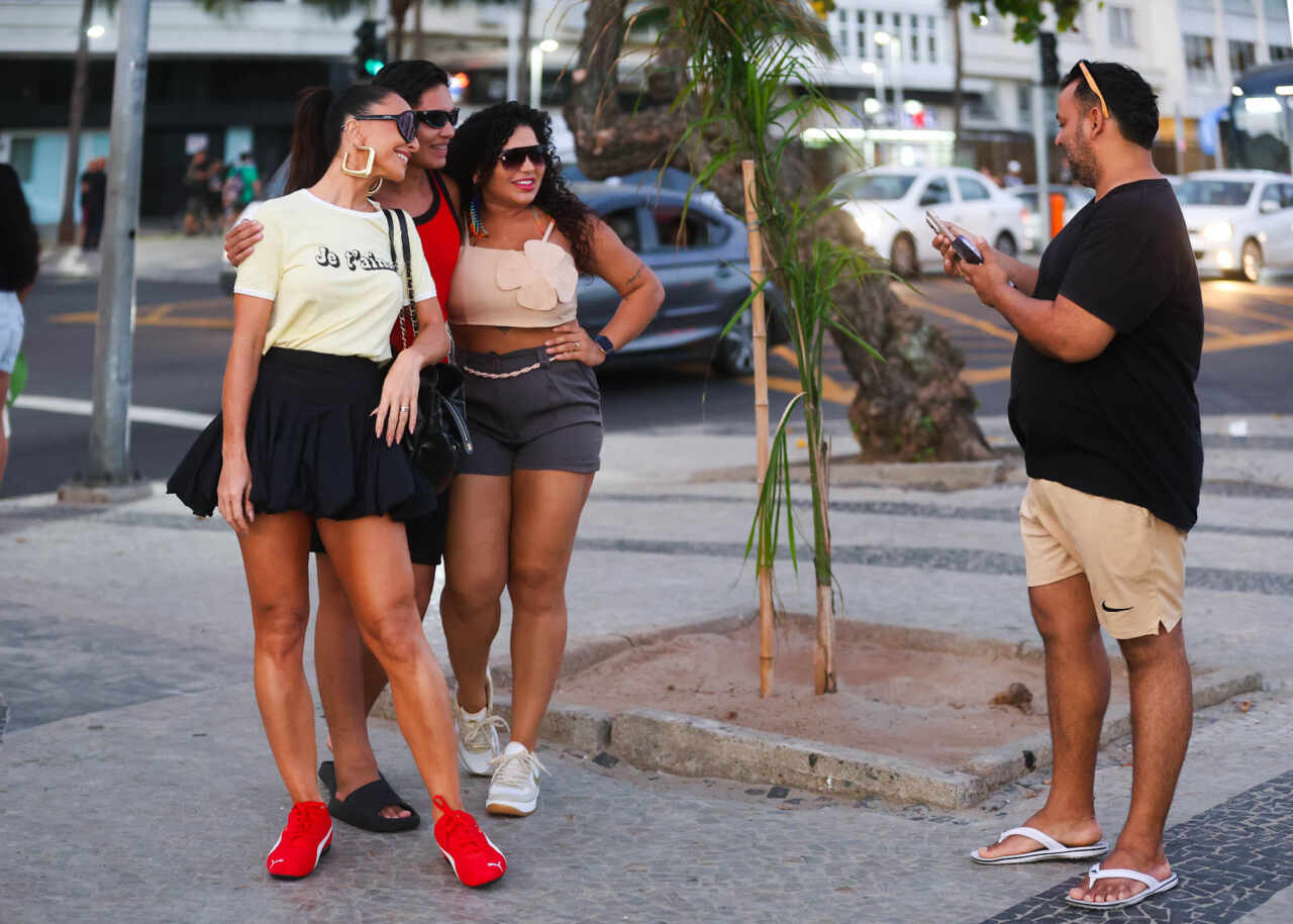 Sabrina Sato aproveita passeio na orla de Copacabana 30 Unknown 2 scaled