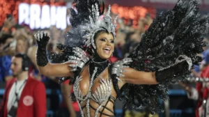 Viviane Araujo brilha no Carnaval do Salgueiro com 30 anos de história na Sapucaí