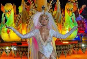 Madrinha da Dragões da Real, Simone Sampaio, celebra três décadas de Carnaval