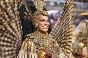 Musa da Beija-Flor, Savia David brilha na Avenida com Fantasia super cavada