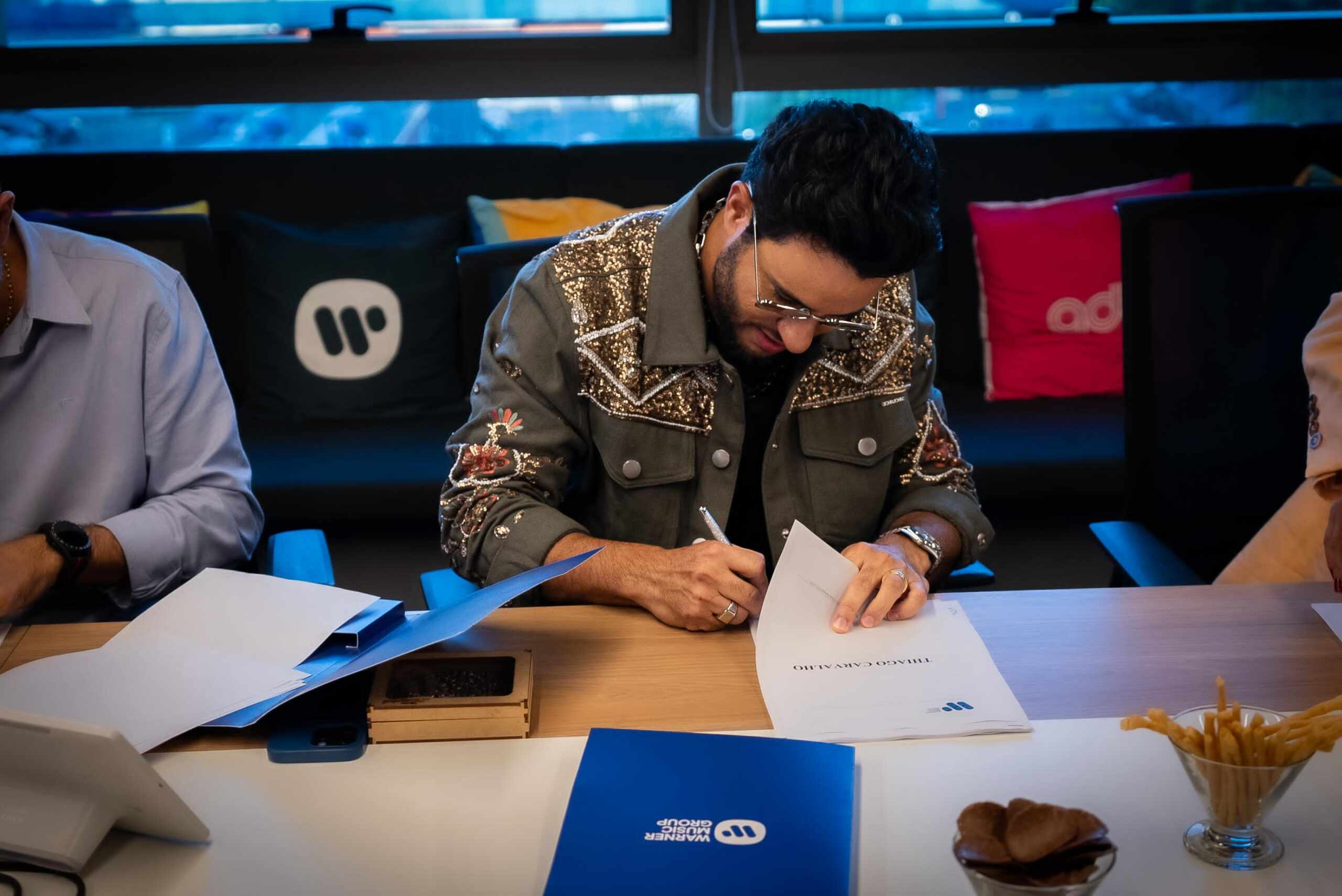Thiago Carvalho Assina Com A Warner Music E Passa A Integrar O Casting Da Gravadora 2 Thiago Carvalho Assina Com A Warner Music E Passa A Integrar O Casting Da Gravadora - Foto: Divulgação / Texto+Ideias