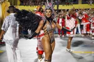 Viviane Araújo desfila com Fantasia Poderosa da Unidos do Salgueiro