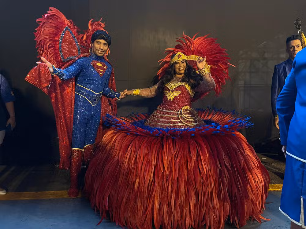 Segundo casal de mestre-sala e porta-bandeira da Império da Casa Verde, Lucas Rodrigues e Kelly de Azevedo, de super-homem e mulher maravilha. — Foto: Renata Bitar/g1