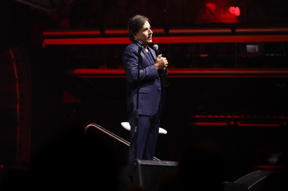 Roberto Carlos Recebe Flores De Tom Cavalcante Durante Show No Navio Além Do Horizonte 4 Img18601 1 Egobrazil