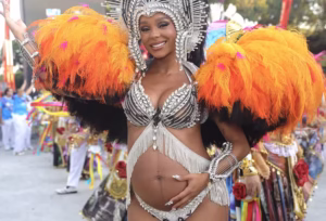 Brunna Gonçalves brilha no Desfile das Campeãs e celebra título da Beija-Flor grávida de Zuri