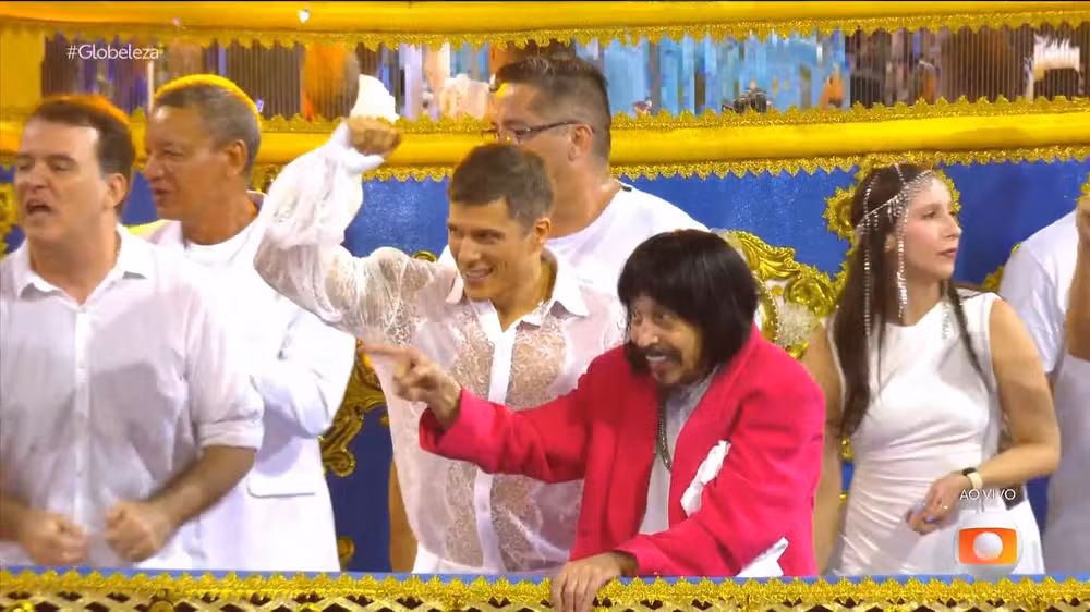 Rodrigo Vellozo e o pai, Benito di Paula, durante o desfile da Águia de Ouro — Foto: TV Globo