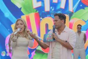 Manu Bahtidão surpreende Lucas Guimarães com presente personalizado no “Eita Lucas!” deste sábado