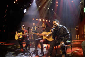 Zezé Di Camargo e Luciano lotam shows em Curitiba e Sorocaba com muita emoção e romantismo