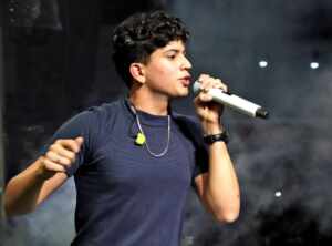 Léo Foguete representa o forró no palco principal da Festa de Peão de Barretos