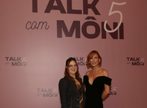 Atriz e influenciadora Samanta Quadrado marca presença no Talk com Môni