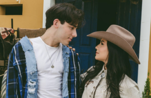 Em clima de romance, Enzo Ferro e Fiorella lançam “Dois Carentes”