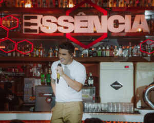 Em clima intimista, Tayrone reuniu a família, amigos e fãs na gravação do audiovisual ‘Essência’