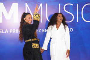 IZA e Ivete Sangalo de roupão no palco do Tim Music no Parque do Ibirapuera