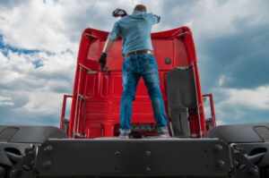 Caminhão cegonha vs. plataforma: Qual a melhor opção para o transporte do seu carro?