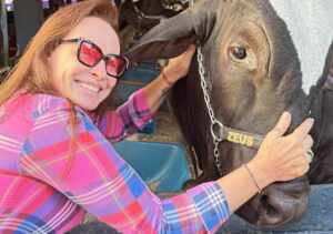 Núbia Oliiver visita ExpoZebu 2025, a vitrine do gado mais valioso do Brasil