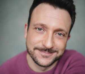 Ator Rodrigo Ternevoy estreia no Brasil em produção britânica do Disney+