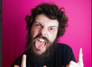 Diogo Defante mistura música e irreverência em show no Rio de Janeiro