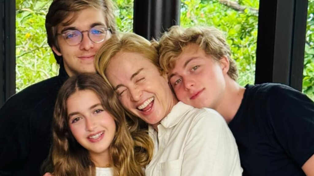 Angélica Posa Com Os Três Filhos Em Dia Das Mães