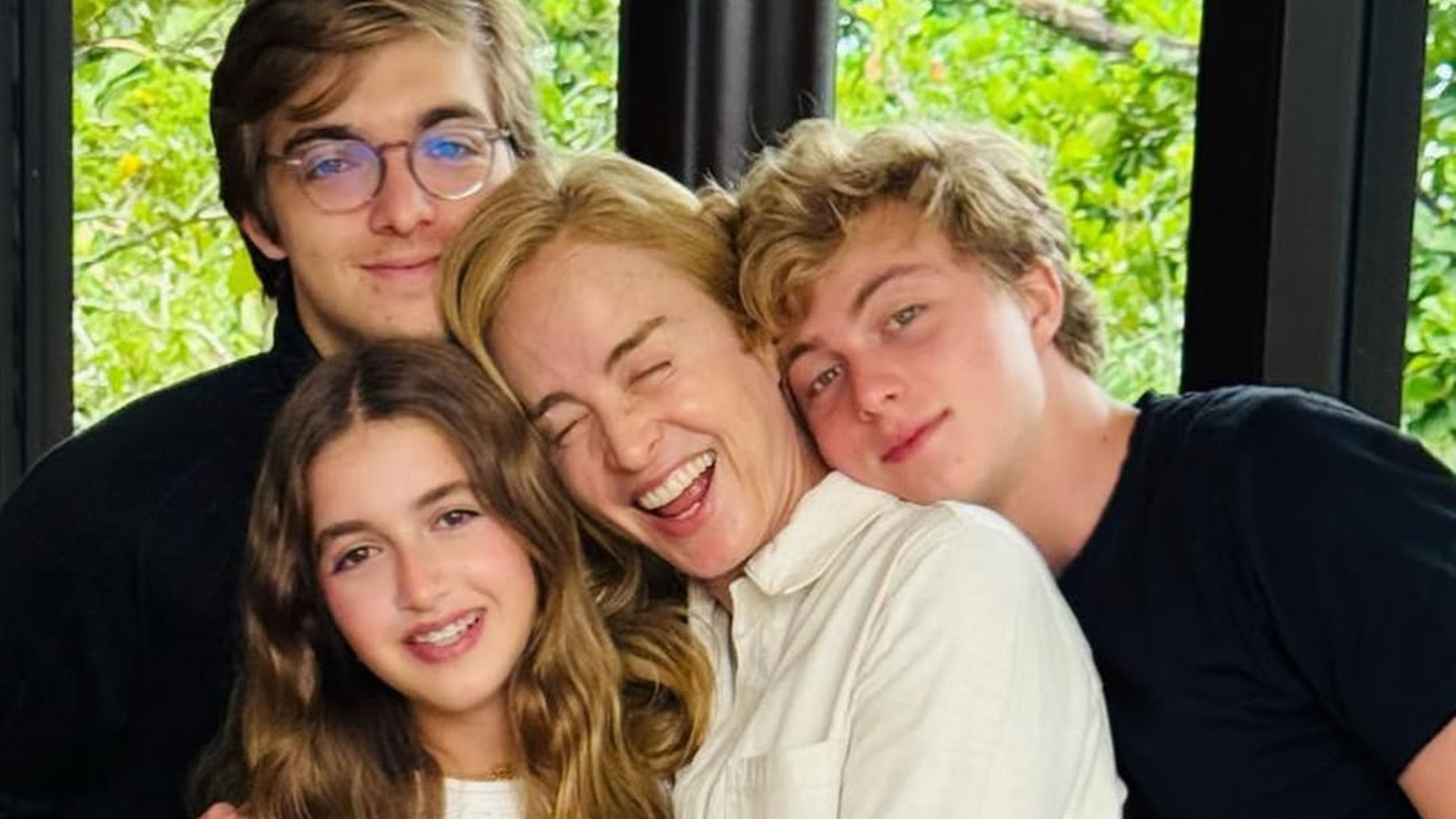Angélica Celebra Dia Das Mães Ao Lado Da Família E Compartilha Reflexão Emocionante 2 Angélica Posa Com Os Três Filhos Em Dia Das Mães