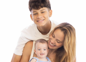 Mãe de dois, Ingrid Vasconcelos compara maternidade aos 18 e aos 30: “Com a maturidade, vêm os receios”