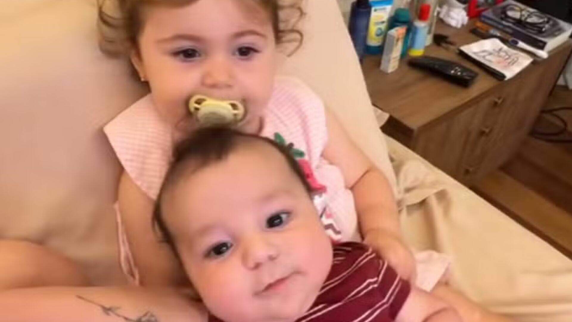 Filha de Viih Tube ‘ensina’ o irmão, Ravi, a comer frutas e parabeniza o bebê