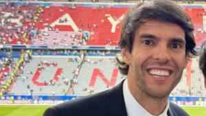 Kaká surpreende ao mostrar semelhança com o filho Luca em foto rara