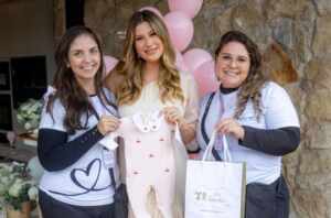 Niina Secrets celebra chá revelação intimista em casa com almoço especial