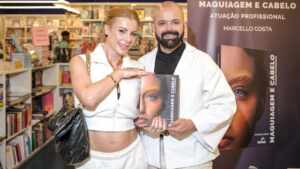 Marcello Costa lança livro  em noite prestigiada por Deborah Albuquerque 