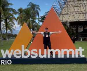 Influenciador Thiago Loures marca presença no Web Summit 2025