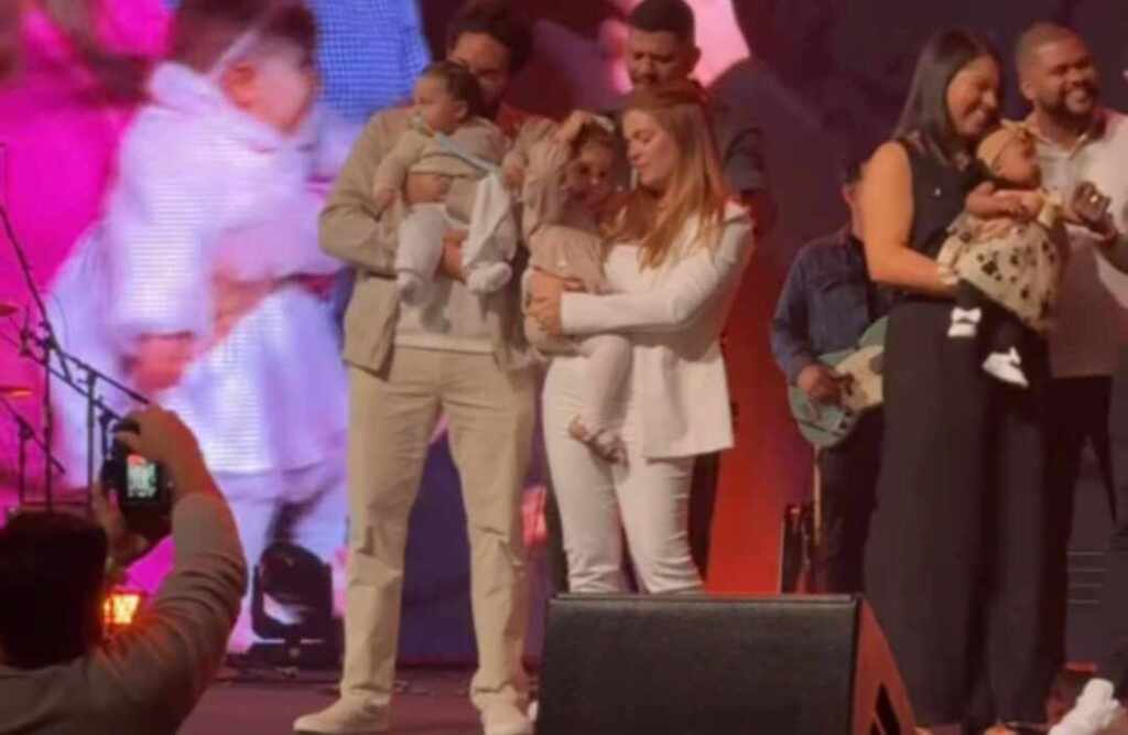 Viih Tube E Eliezer Apresentam Filho Na Igreja