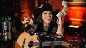 “Churrasco com Valéria Barros”: Cantora lança álbum de regravações completo