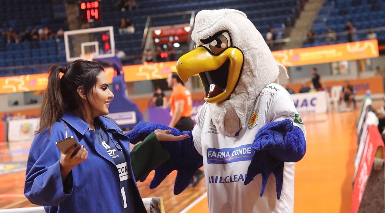 Maisa Brandão Revive O Legado De Manny Quezada Em Partida Do São José Basquete 3 Maisa Brandão E Sanja, O Mascote Do Time São José Basketball - Crédito Da Foto: Eduardo Da Silva / Divulgação