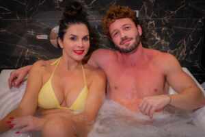 Luiza Ambiel grava cena quente na banheira com galã carioca Diogo Venturieri: “quarentão safado”